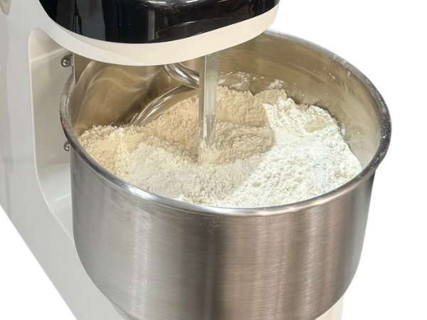 ボウルに強力粉を入れた様子